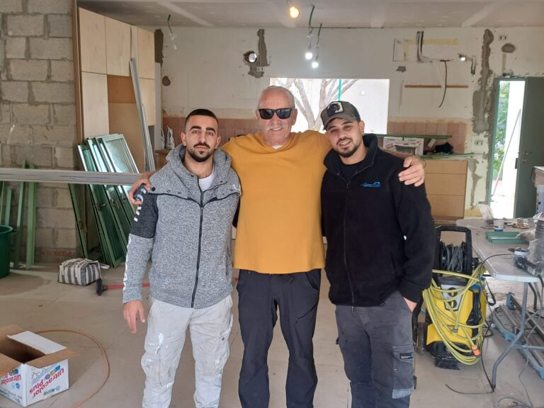 מאור נורי (מימין), זאביק ויאיר אחי. נורי: "באתי בשביל ללמוד עבודה, והתאהבתי בשקט" (צילום: אמיתי פרץ)