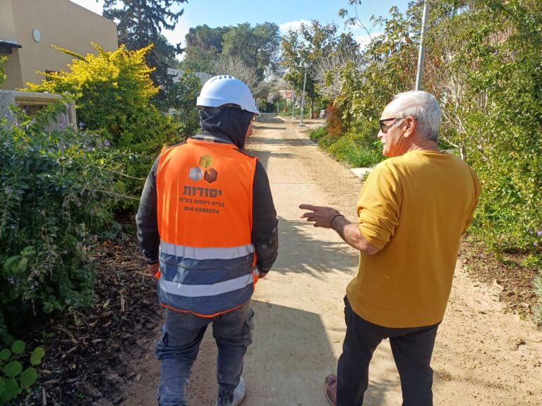 זאביק וקסלמן. זאביק: "אני מחפש בנרות עוד קבלנים שייקחו עובדים יהודים, ולא כולם מסכימים. אבל זה בסדר, בגיל 17 נפרדה ממני בחורה, ומאז אני לא נעלב מפרידות" (צילום: אמיתי פרץ)