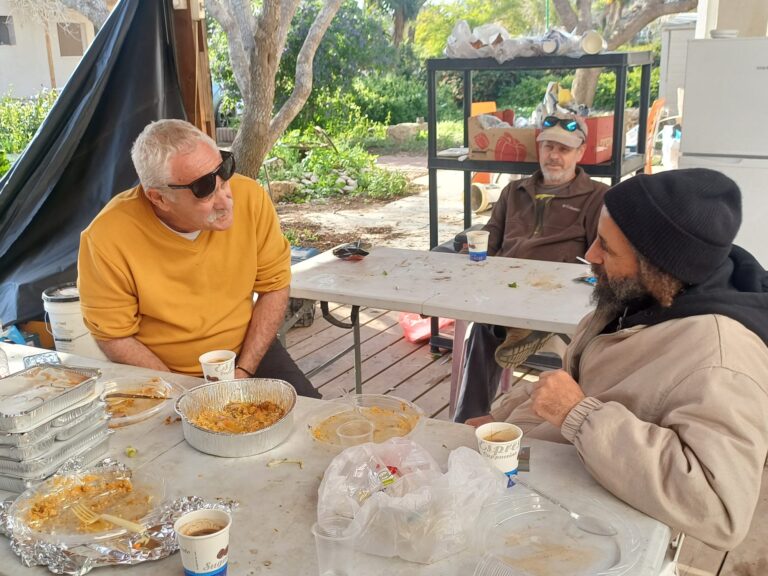 אביגדור אביסרור הקבלן וזאביק. אביסרור: "זה לא מובן מאליו שעפים עליהם" (צילום: אמיתי פרץ)
