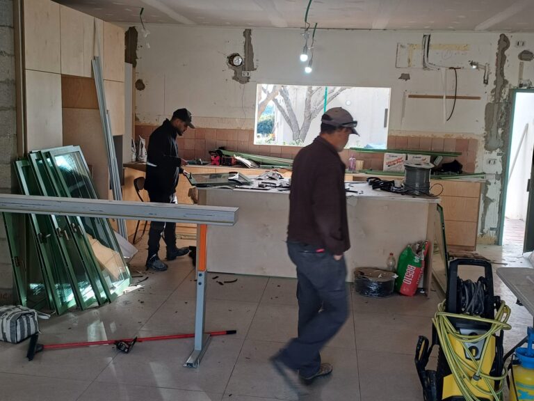 בונים, מרכיבים ומשפצים. לידור לוי: "אנחנו ערים משש בבוקר, עובדים עד ארבע, ואז בשש בערב מתחילים לימודים. הקפה הוא החבר הכי טוב שלך" (צילום: אמיתי פרץ)