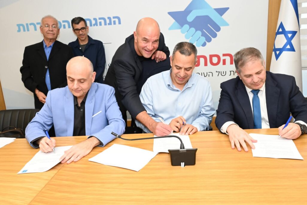שר החינוך יואב קיש (מימין), מ"מ יו"ר ההסתדרות רועי יעקב, ראש חטיבת כפרי הנוער בהסתדרות המעוף ניר אלון ויו"ר הסתדרות המעוף גיל בר-טל במעמד חתימת ההסכם הקיבוצי (צילום: דוברות ההסתדרות)
