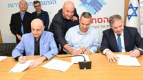 שר החינוך יואב קיש (מימין), מ"מ יו"ר ההסתדרות רועי יעקב, ראש חטיבת כפרי הנוער בהסתדרות המעוף ניר אלון ויו"ר הסתדרות המעוף גיל בר-טל במעמד חתימת ההסכם הקיבוצי (צילום: דוברות ההסתדרות)