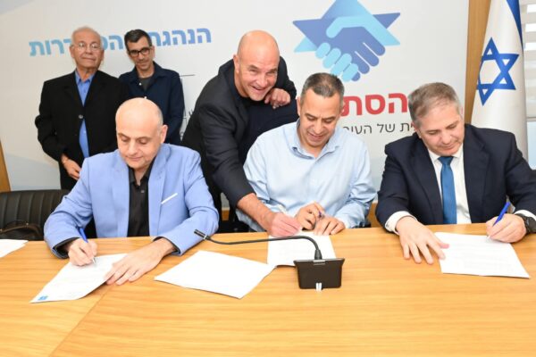 שר החינוך יואב קיש (מימין), מ"מ יו"ר ההסתדרות רועי יעקב, ראש חטיבת כפרי הנוער בהסתדרות המעוף ניר אלון ויו"ר הסתדרות המעוף גיל בר-טל במעמד חתימת ההסכם הקיבוצי (צילום: דוברות ההסתדרות)