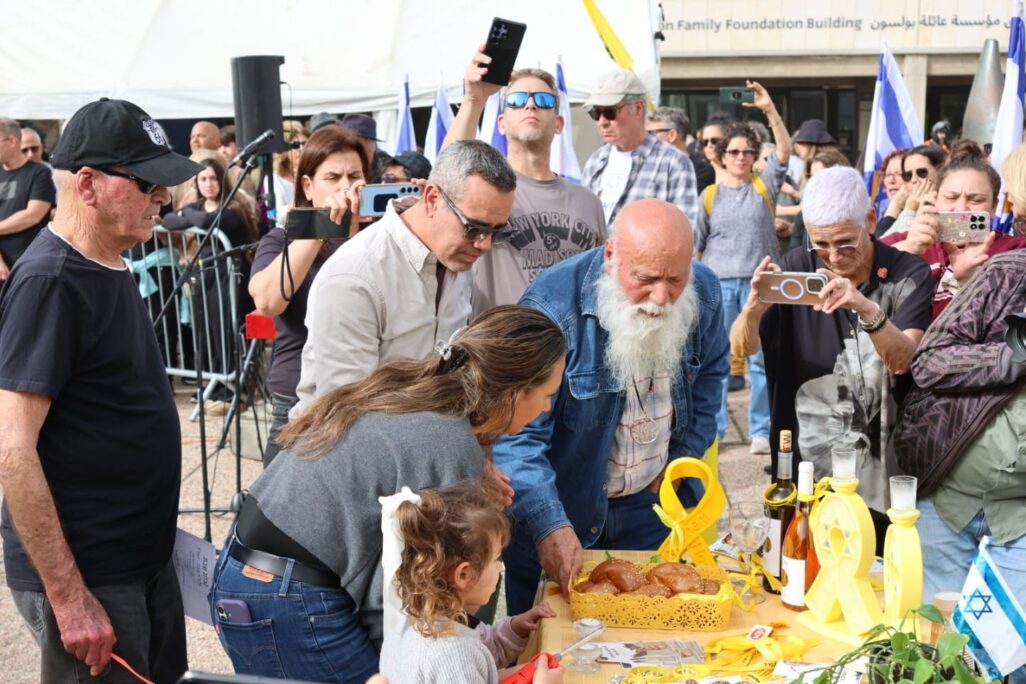 עמרי מירן בקבלת השבת האחרונה בכיכר החטופים: "נגמר, נגמר, נגמר" (צילום: דורון הבסי) עמרי מירן בקבלת השבת האחרונה בכיכר החטופים: "נגמר, נגמר, נגמר" (צילום: דורון הבסי)
