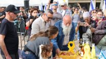 עמרי מירן בקבלת השבת האחרונה בכיכר החטופים: "נגמר, נגמר, נגמר" (צילום: דורון הבסי)