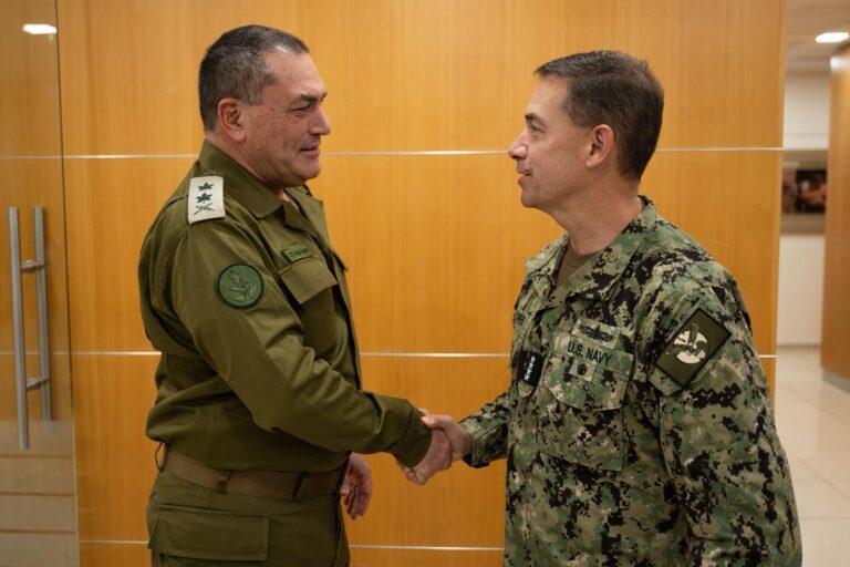 מפקד סנטקום הגנרל בראד קופר (מימין) בביקורו בישראל, והרמטכ"ל רב אלוף אייל זמיר (צילום: דובר צה"ל)