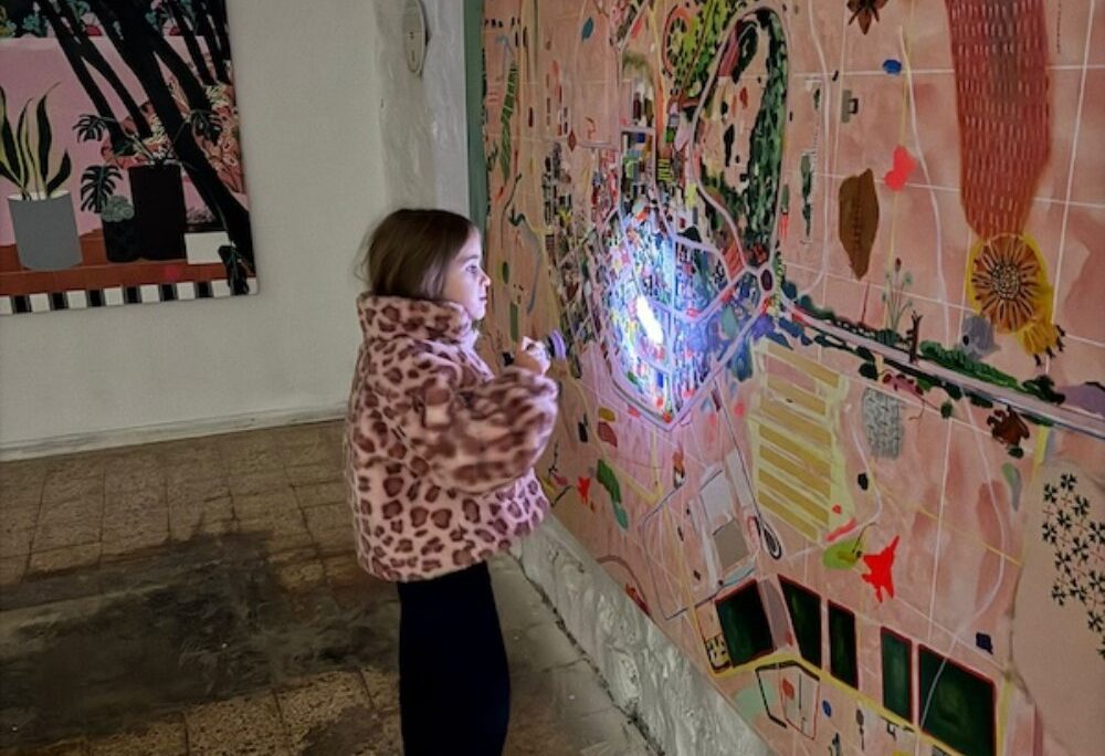 מבקרת במוזיאון מביטה בעבודה של ענת רוזנסון (צילום: זומו) מבקרת במוזיאון מביטה בעבודה של ענת רוזנסון (צילום: זומו)