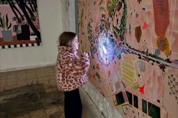 מבקרת במוזיאון מביטה בעבודה של ענת רוזנסון (צילום: זומו)