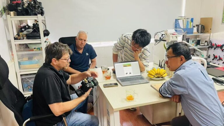 עבודה עם הצוות הסיני. משמאל: טל בן יעקב (צילום: ברמד)