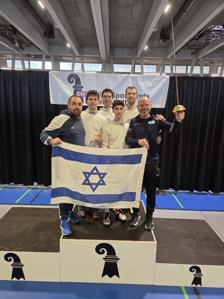 נבחרת הנערים בסגנון הדקר זכתה במדליית הזהב בתחרות סיוף בבאזל, שוויץ (צילום: איגוד הסיוף)