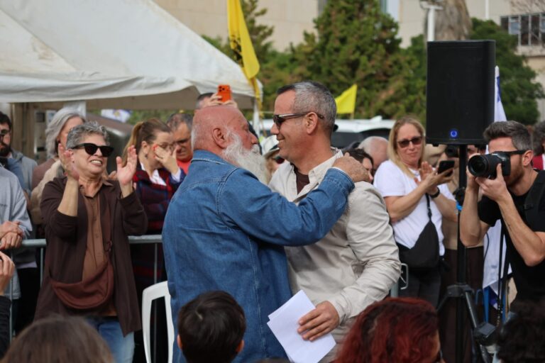 שורד השבי עמרי מירן עם אביו דני בקבלת השבת האחרונה בכיכר החטופי0 (צילום: דורון הבסי)