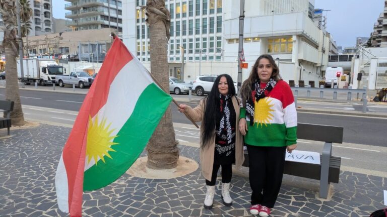 Esther Elzam (left) and Emmanuela Sayer Barzani at a demonstration of solidarity with the Kurds in Syria in front of the US Embassy in Tel Aviv (Photo: Nizzan Tzvi Cohen)
