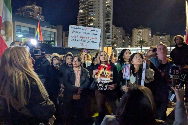 הפגנת הזדהות עם מאבק העם האיראני ברחבת המדיהטק בחולון (צילום: קרן שמש)
