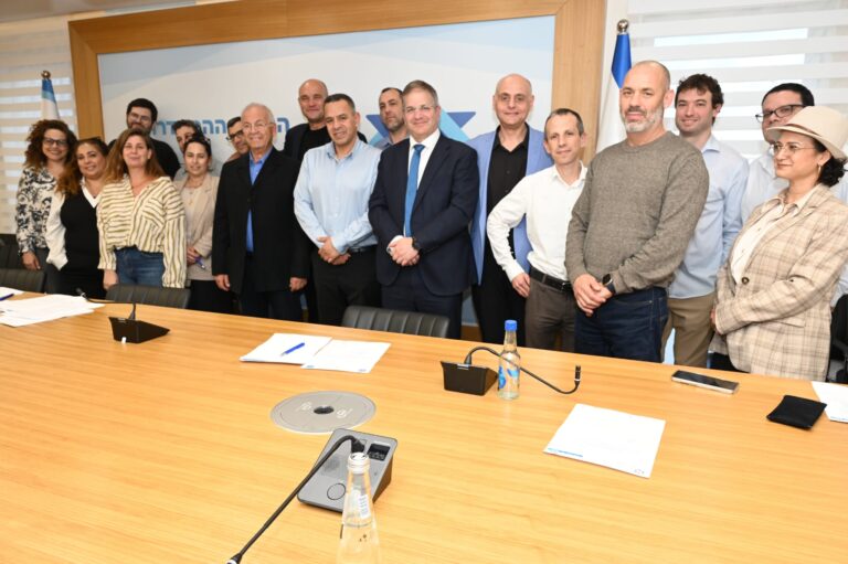 מעמד חתימת הסכם השכר (צילום: דוברות ההסתדרות)