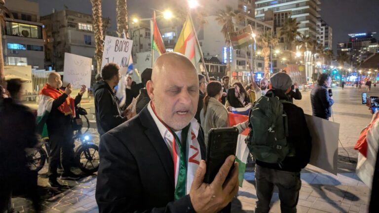 Yehuda Ben Yosef, president of the Kurdish community in Israel, at a demonstration of solidarity with the Kurds in Syria in front of the US embassy in Tel Aviv. (Photo: Nizzan Tzvi Cohen)