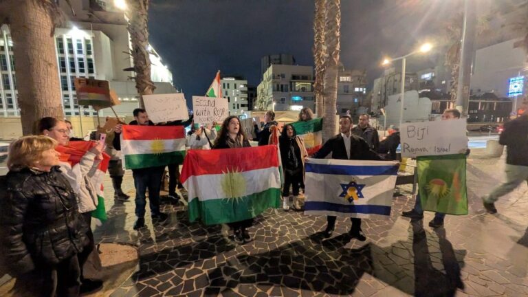 Demonstration of solidarity with the Kurds in Syria in front of the US Embassy in Tel Aviv (Photo: Nizzan Zvi Cohen)