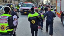 צוותי רפואה נושאים פעוטות שהוצאו ממעון יום ברחוב המ"ג בירושלים, לאחר חשד לאירוע חומרים מסוכנים או הרעלה (צילום: רשתות חברתיות, סעיף 27א' לחוק זכויות יוצרים)