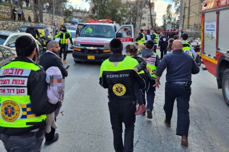 צוותי רפואה נושאים פעוטות שהוצאו ממעון יום ברחוב המ"ג בירושלים, לאחר חשד לאירוע חומרים מסוכנים או הרעלה (צילום: רשתות חברתיות, סעיף 27א' לחוק זכויות יוצרים)