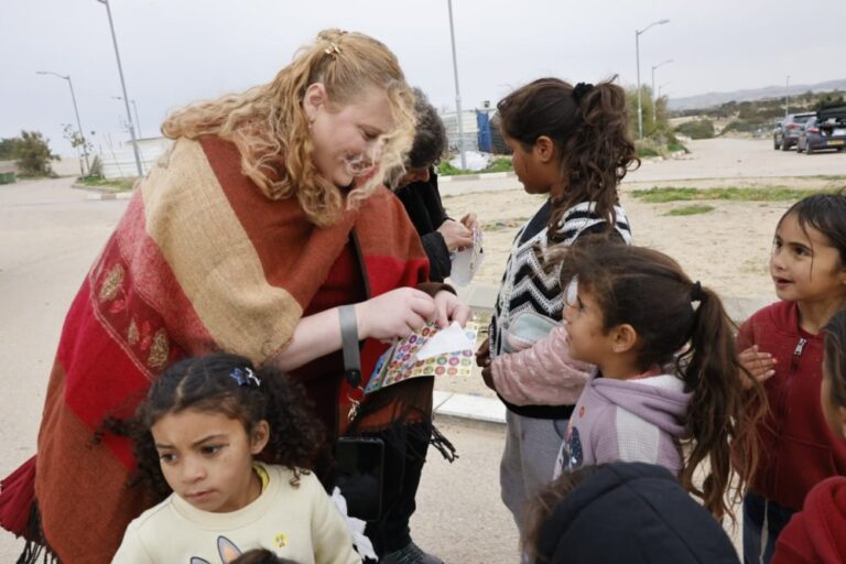 חברי ארגון 'תג מאיר' מבקרים בכפר תראבין (צילום: תג מאיר)