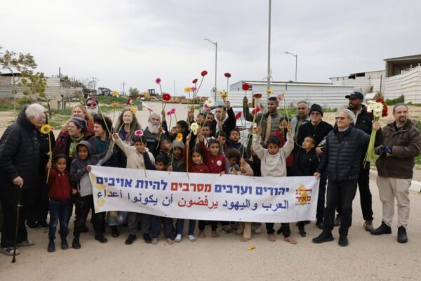 חברי ארגון 'תג מאיר' מבקרים בכפר תראבין (צילום: תג מאיר)
