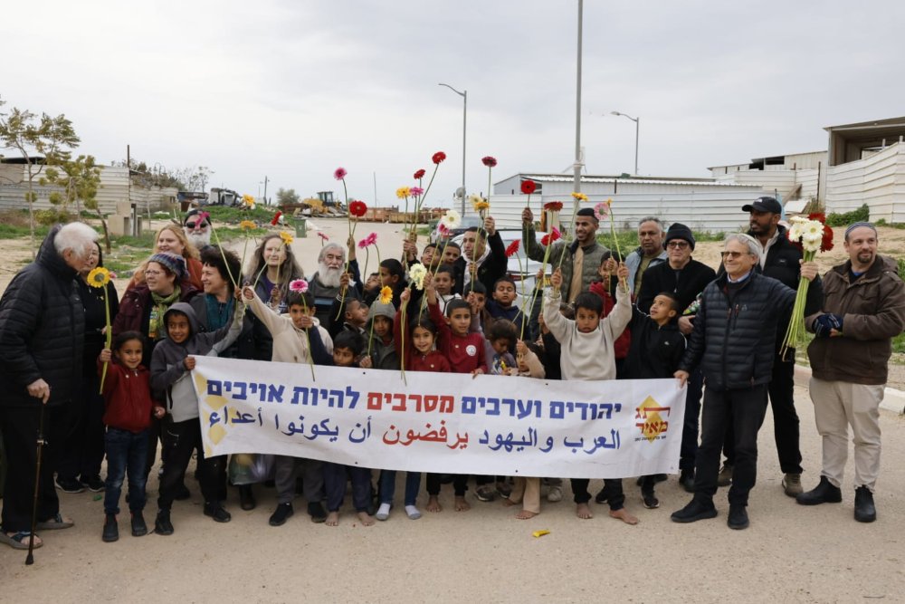 חברי ארגון 'תג מאיר' מבקרים בכפר תראבין (צילום: תג מאיר) חברי ארגון 'תג מאיר' מבקרים בכפר תראבין (צילום: תג מאיר)