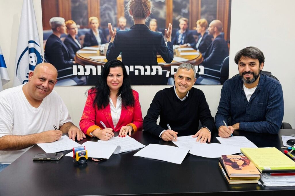 מעמד החתימה על ההסכם לעובדי 'תבל' (צילום: דוברות ההסתדרות) מעמד החתימה על ההסכם לעובדי 'תבל' (צילום: דוברות ההסתדרות)