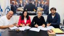 מעמד החתימה על ההסכם לעובדי 'תבל' (צילום: דוברות ההסתדרות)