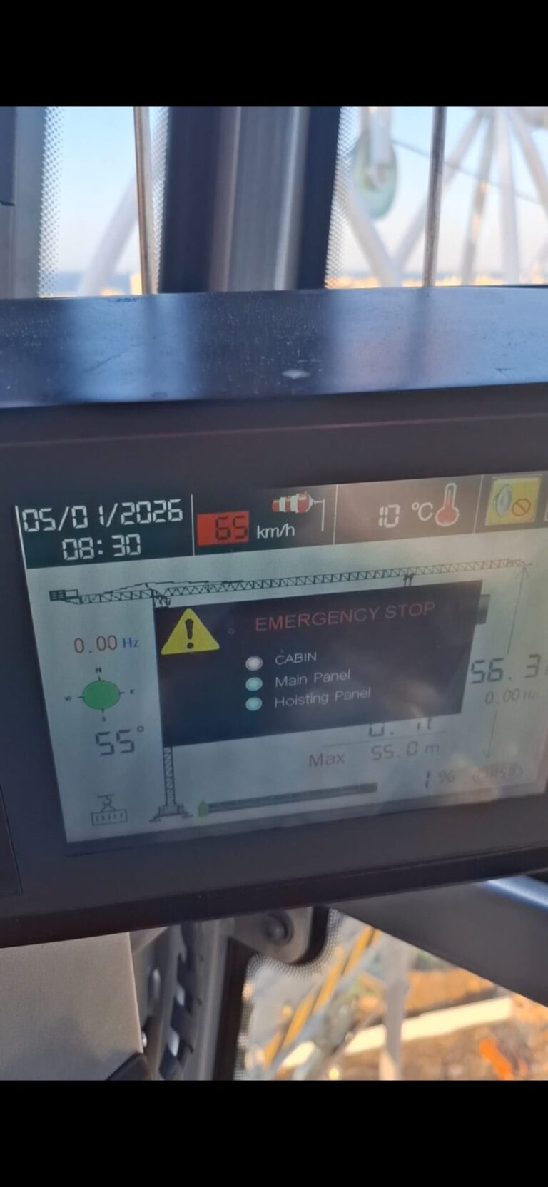 הודעת חירום של המנוף באתר בבנייה בעכו על עוצמת הרוח (אלבום פרטי)