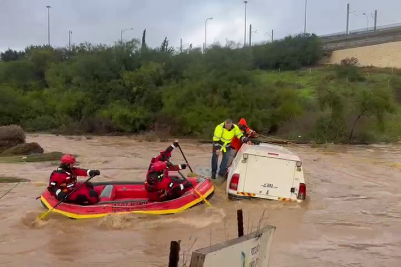 חילוץ לכודים מגג רכב בנחל ענבה (צילום: כבאות והצלה לישראל מחוז מרכז) חילוץ לכודים מגג רכב בנחל ענבה (צילום: כבאות והצלה לישראל מחוז מרכז)