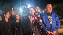 משפחת גואילי לאחר השבת בנם רן גואילי (צילום מסך)
