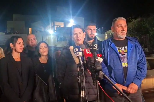 משפחת גואילי לאחר השבת בנם רן גואילי (צילום מסך)
