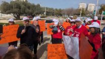 הפגנת גמלאים מול עיריית מודיעין כנגד יו״ר מרכז השלטון המקומי (צילום: ניצן צבי כהן)