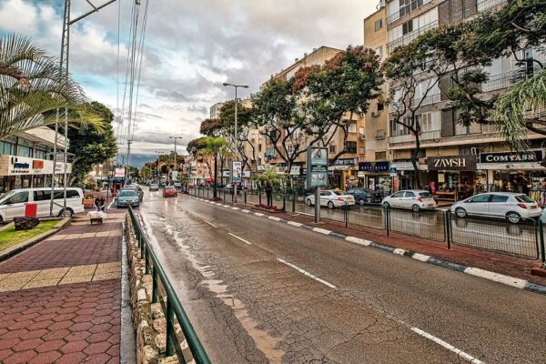 רחוב ויצמן בכפר סבא (צילום ארכיון: ראובן שלומי, פיקיוויקי ישראל)