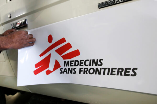 לוגו של Médecins Sans Frontières במרכז הלוגיסטי של הארגון ליד בורדו, צרפת (צילום אילוסטרציה: REUTERS/Regis Duvignau)