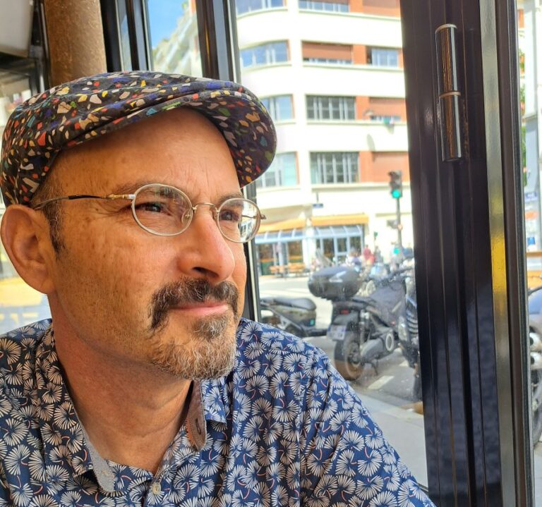 בני מר. "מיהו המספר הזה? אני חושב שבמידה מסוימת הדמות הזו מתבססת על איך שהייתי אני עצמי אילו חייתי שם באותן שנים" (צילום: יונתן סטבסקי)