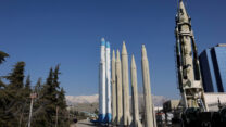 טילים בליסטיים מוצגים בפארק בטהרן, ינואר 2026. אחת האפשרויות שטראמפ שוקל לפי הדיווח: תקיפת אתר טילים בליסטיים באיראן (צילום: Majid Asgaripour/WANA (West Asia News Agency) via REUTERS)