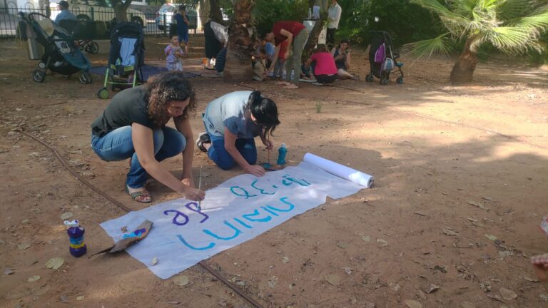 עליזה מזרחי ומורן ברגר. יש כיום  35 קבוצות נאמני עצים מקומיות מהצפון ועד אילת (אלבום פרטי)