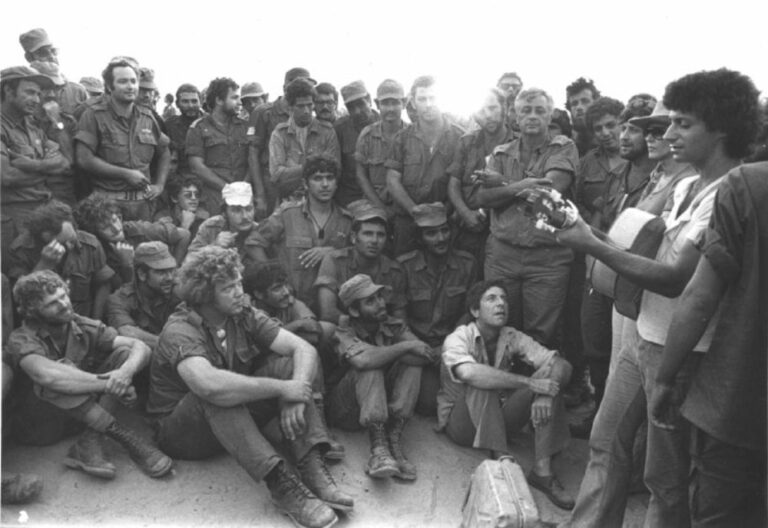 Quand Matti Caspi apparaît-il devant les soldats de Tsahal ? (Photo : Archives de Tsahal au ministère de la Défense)