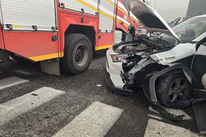 ניידת המשטרה שנפגעה במרדף בכביש 4 (צילום: דוברות המשטרה)
