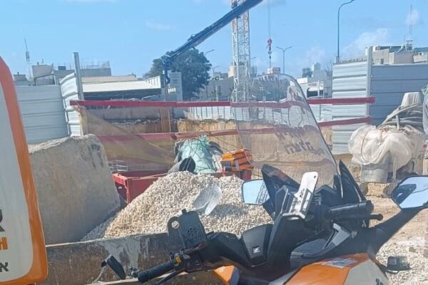 אתר בנייה שבו נפצע עובד בנתניה (צילום: איחד הצלה)