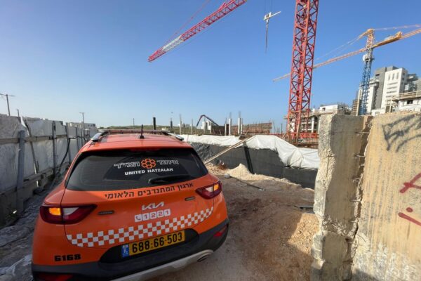 אתר הבנייה בראש העין בו נפל עובד מגובה 4 מטרים ונפצע קשה (צילום: איחוד הצלה)