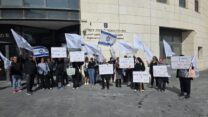עובדי המועצה המקומית שער שומרון מפגינים מחוץ לבית הדין האזורי לעבודה בירושלים, במקביל לדיון בעתירת הסתדרות המעוף נגד איחוד הרשויות עם אלקנה (צילום: הסתדרות המעוף)
