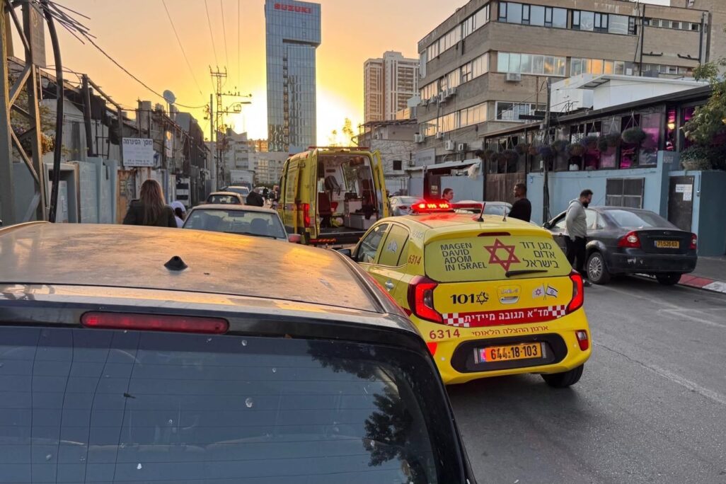 זירת הרצח בתל אביב (צילום: תיעוד מבצעי מד"א)
