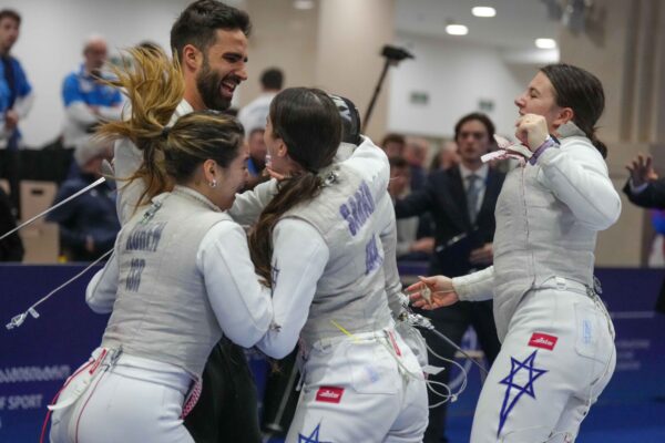נבחרת הנערות חוגגת את ניצחונה (צילום: Team Bizzi)