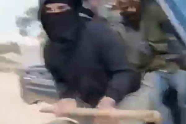 רעולי פנים מכים באלות גבר ואישה בכפר פלסטיני (צילום: מסתכלים לכיבוש בעיניים)