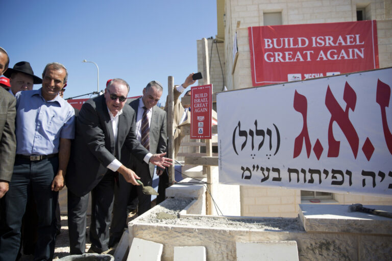 המושל מייק האקבי (שלישי משמאל) מניח לבנה באתר בנייה של מתחם מגורים חדש ביישוב אפרת, 1 באוגוסט 2018 (צילום ארכיון: AP Photo/Oded Balilty)