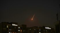 התלקחות של טיל בשמי דובאי, איחוד האמירויות  (AP Photo/Fatima Shbair)