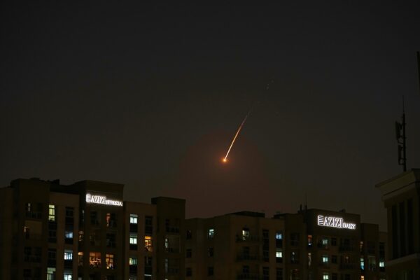 התלקחות של טיל בשמי דובאי, איחוד האמירויות  (AP Photo/Fatima Shbair)