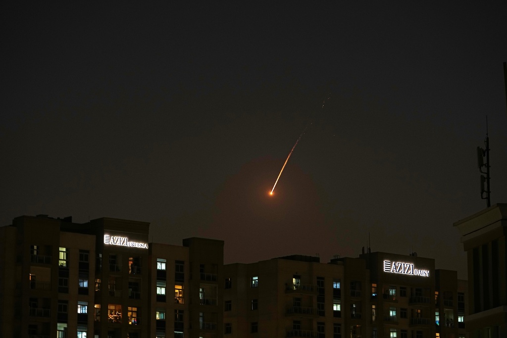 התקלחות של טיל בשמי דובאי, איחוד האמירויות (AP Photo/Fatima Shbair) התלקחות של טיל בשמי דובאי, איחוד האמירויות (AP Photo/Fatima Shbair)