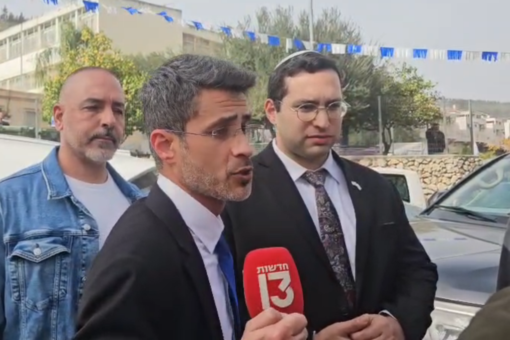 שר הנגב, הגליל והחוסן הלאומי, יצחק וסרלאוף (מימין), עם ראש עיריית קריית שמונה אביחי שטרן (צילום: מאיה רונן) שר הנגב, הגליל והחוסן הלאומי, יצחק וסרלאוף (מימין), עם ראש עיריית קריית שמונה אביחי שטרן (צילום: מאיה רונן)